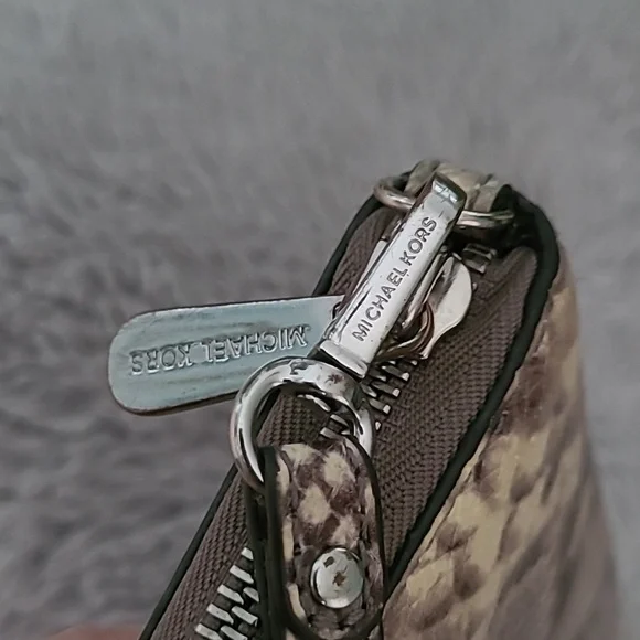 Michael Kors Leather Wallet ❤️ - Picture 10 of 10